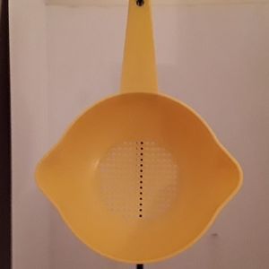 Tupperware Colander EUC